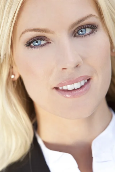 Porträtt av vacker ung blond kvinna med blå ögon — Stockfoto