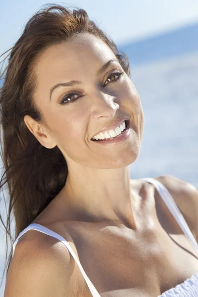 Beautiful Young Woman In Her Thirties at The Beach — Stock Photo, Image