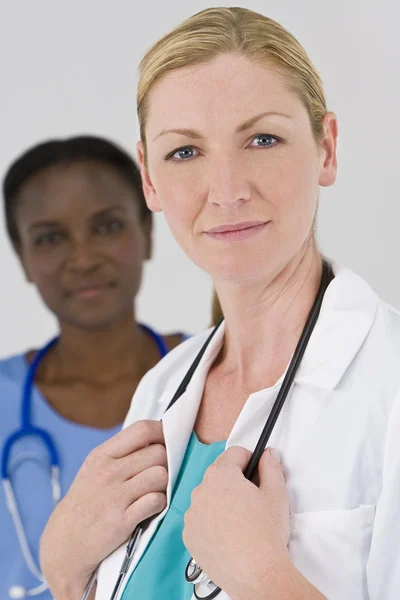 Glad kvinnliga läkare — Stockfoto