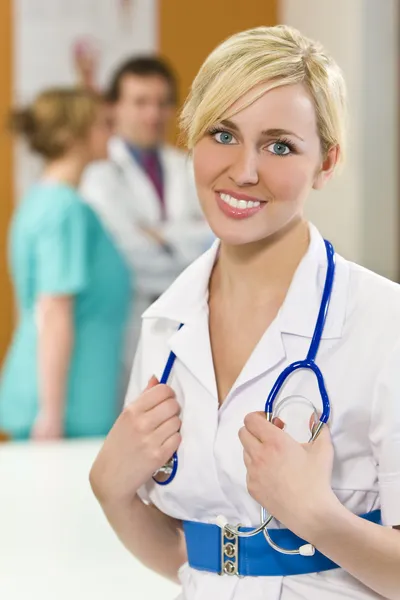 Piękny szczęśliwy pielęgniarka — Zdjęcie stockowe