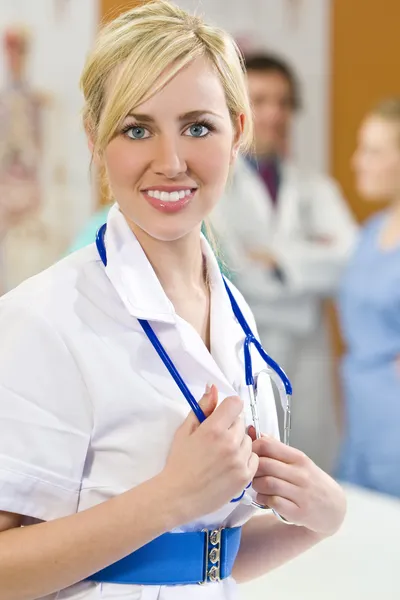 Όμορφη και ευτυχισμένη νοσοκόμα — Φωτογραφία Αρχείου