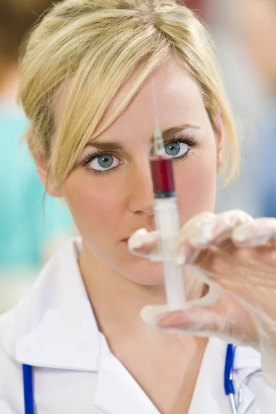 Zdravotní sestra s injekční stříkačkou — Stock fotografie