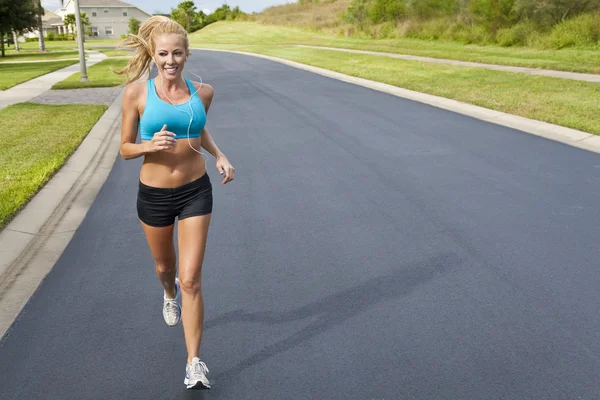 Beautiful Blond Woman Running and Listening to MP3 Player — Stock Photo, Image