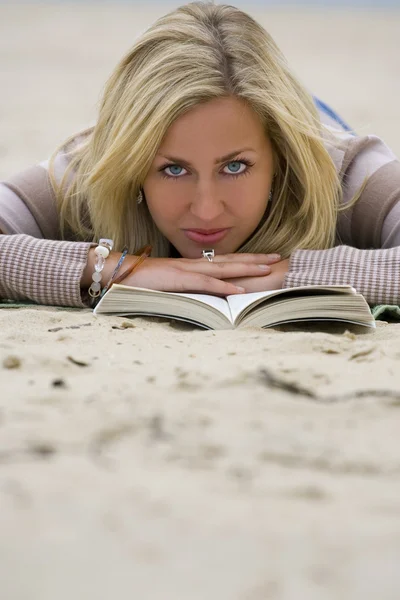 Lezen op het strand — Stockfoto