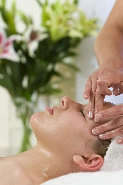 Красива молода жінка маючи масаж обличчя лікування в здоров'ї — стокове фото