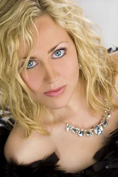 파란 눈을 가진 아름 다운 금발 여자 — 스톡 사진