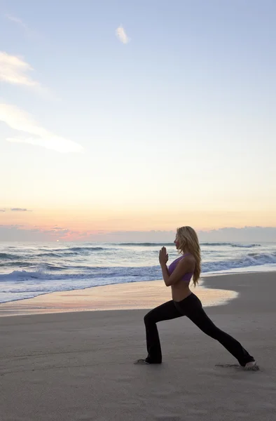 日出或日落练瑜伽在海滩上的美丽女人 — 图库照片