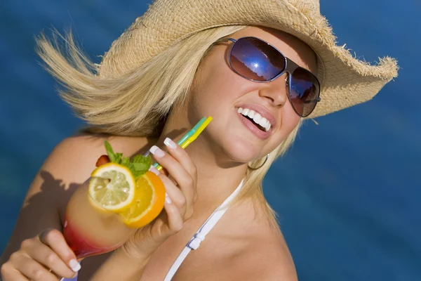 美丽的金发女人在海边喝鸡尾酒 — 图库照片