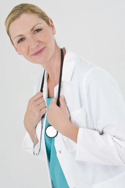 Счастливая женщина-врач — стоковое фото