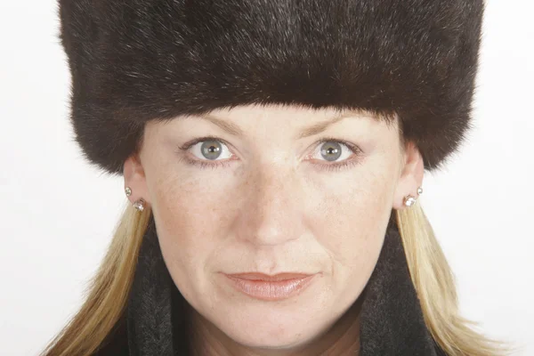 Blond kobieta ubrana w stylu rosyjskim futro kapelusz i płaszcz — Zdjęcie stockowe