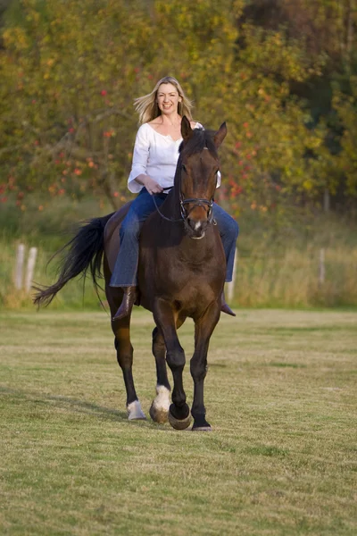 Paardrijden in de herfst — Stockfoto
