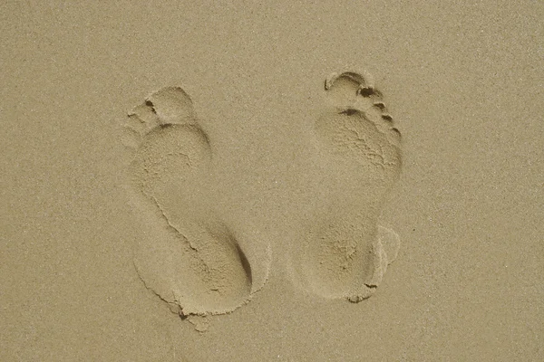 Lábnyomok-homok a strandon — Stock Fotó