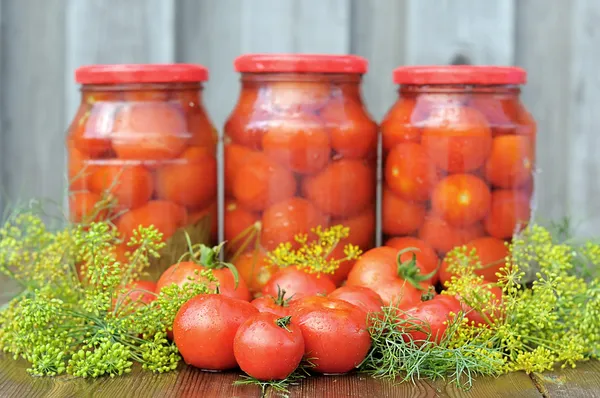Консервирование помидоров — стоковое фото
