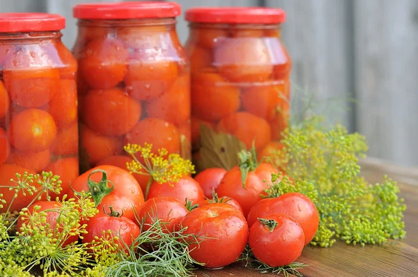 Tomates enlatados . — Fotografia de Stock
