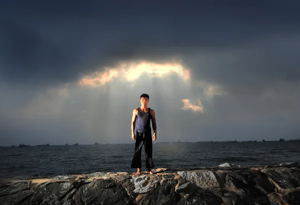 Imagem dinâmica do homem posando junto ao mar — Fotografia de Stock