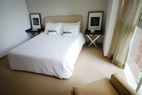 Top-down vy av sovrum med en stor säng — Stockfoto