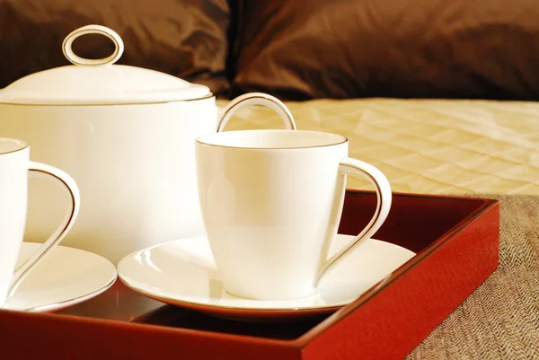 Közelkép a tea-set ágyon — Stock Fotó