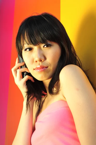 Aziatische vrouw met mobiele telefoon — Stockfoto
