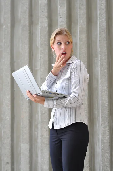 Kvinnliga företagsledare i en chock — Stockfoto