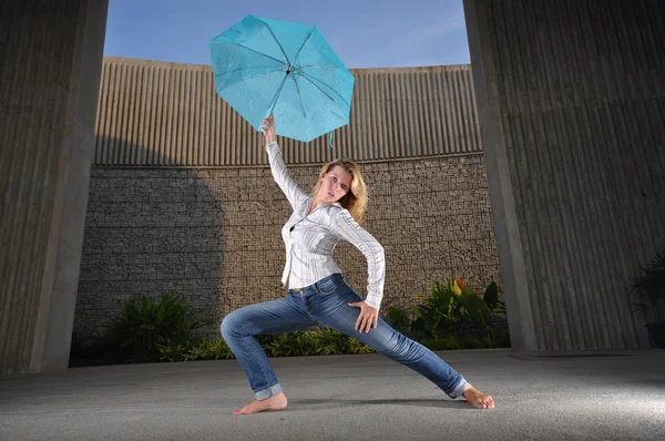 Frau tanzt mit Regenschirm — Stockfoto
