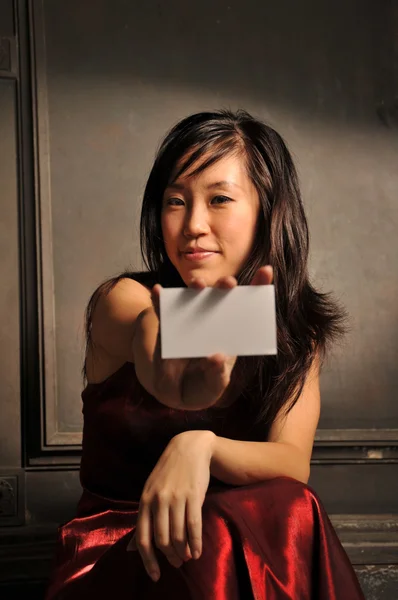 Asiática china dama sosteniendo un namecard — Foto de Stock