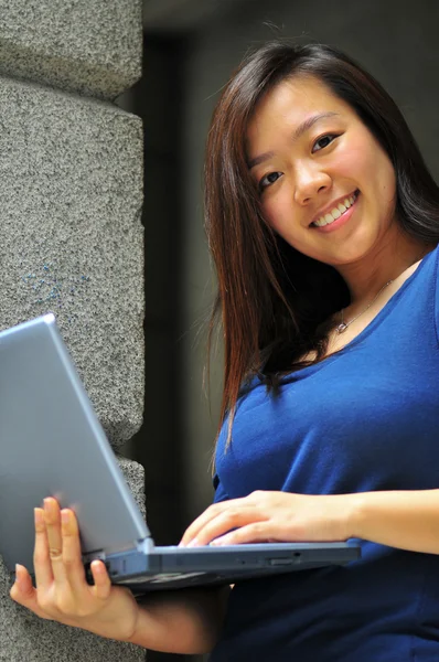 Ασιατικές κυρία σας μεταφέρουν ένα laptop χαμογελώντας — Φωτογραφία Αρχείου