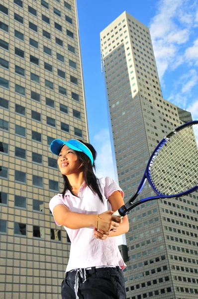 Tenis raketi holding Asyalı Çinli kız — Stok fotoğraf