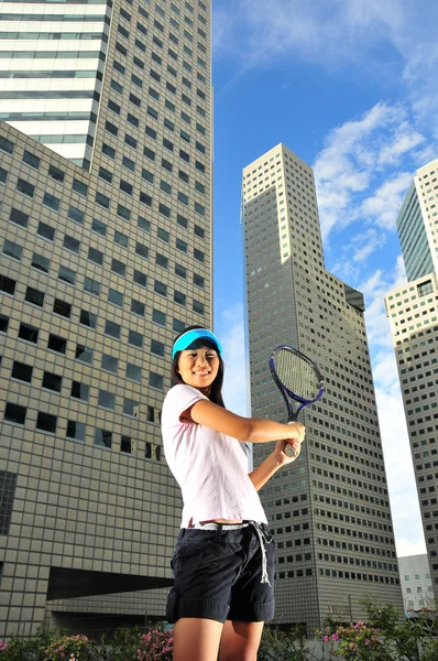 Asijské čínská dívka držící tenisovou raketu — Stock fotografie
