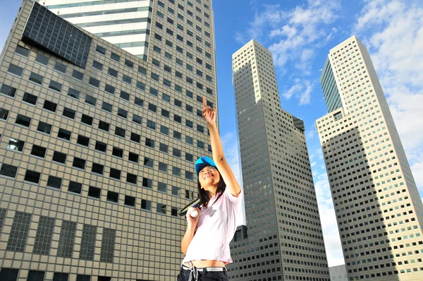 Asiatisk kinesisk flicka håller ett tennisracket — Stockfoto