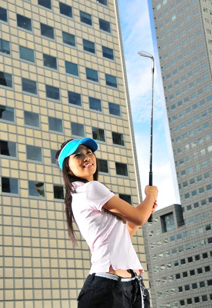 Asyalı Çinli kız golf teşkil etmektedir — Stok fotoğraf