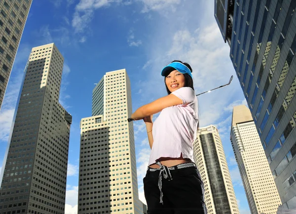 ゴルフのアジアの中国の女の子をポーズします。 — ストック写真