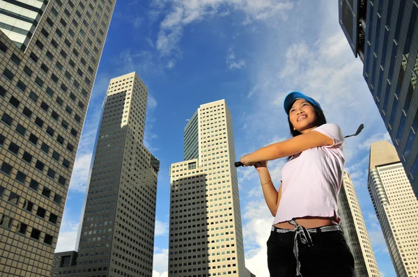 Menina chinesa asiática em poses de golfe — Fotografia de Stock