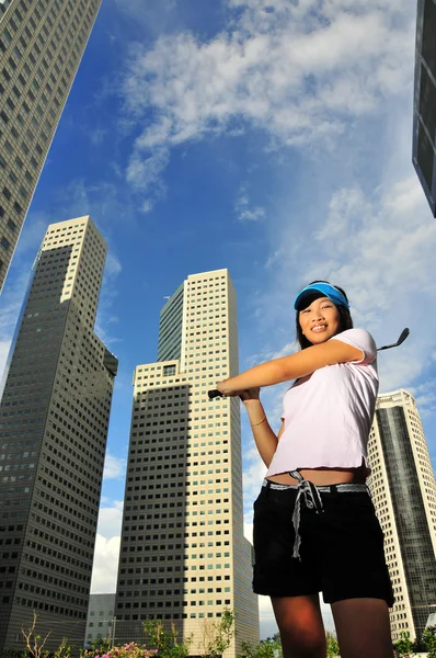 Азиатская китаянка в позах для гольфа — стоковое фото