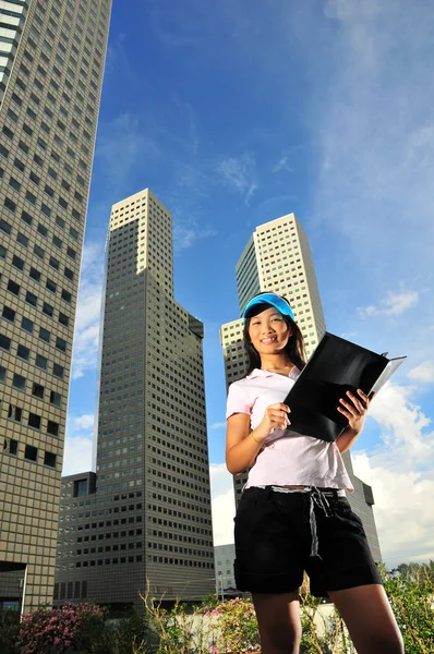 Asiatisk frisk tjej håller en fil utomhus — Stockfoto