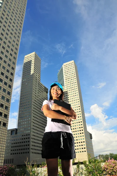 Azji zdrowa dziewczynka trzymając rakietę tenisową na zewnątrz — Zdjęcie stockowe