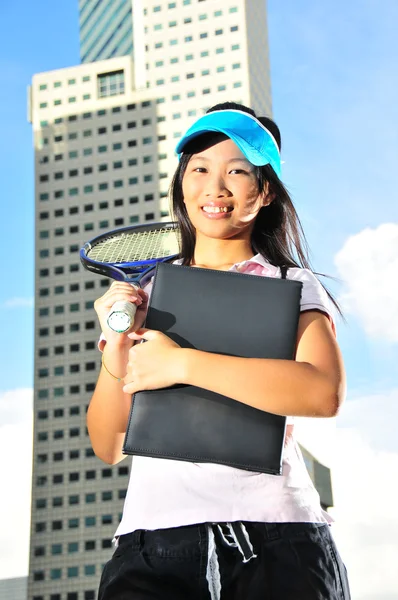 Asiática saludable chica sosteniendo un tenis raqueta al aire libre —  Fotos de Stock