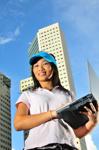 Ασιάτισσα κινεζική κρατώντας ένα φορητό υπολογιστή — Φωτογραφία Αρχείου