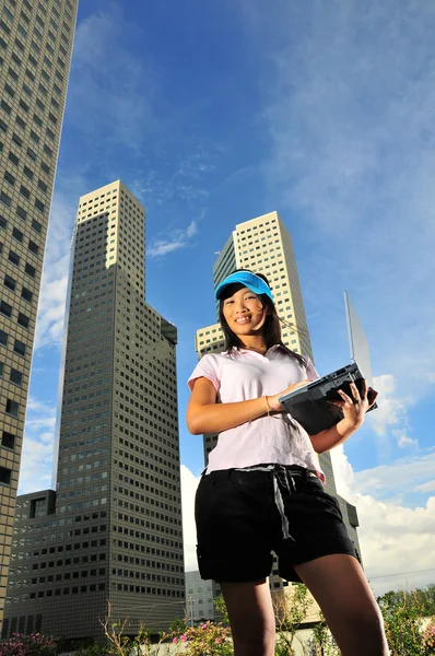 Asiatisk kinesisk flicka som håller en laptop — Stockfoto
