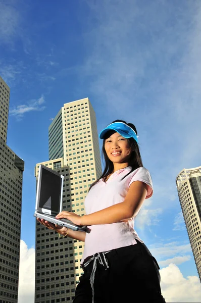 Asiatisk kinesisk flicka som håller en laptop — Stockfoto