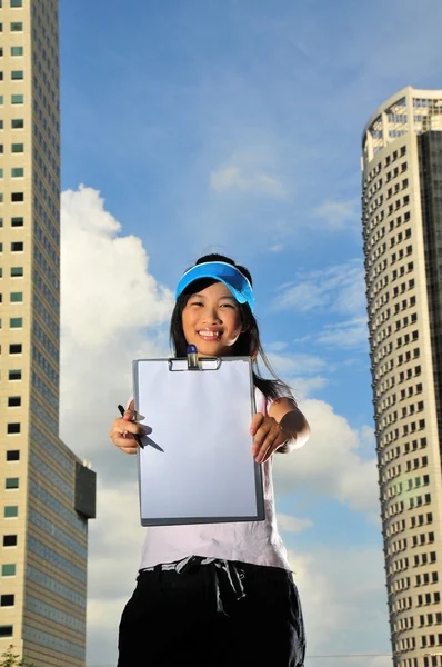 Asiatico cinese signora holding appunti — Foto Stock