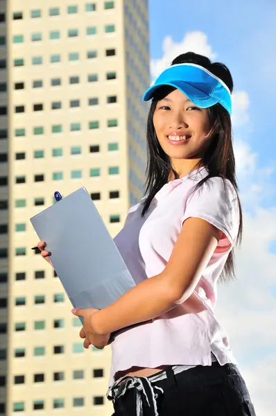 Aziatische chinese dame bedrijf Klembord — Stockfoto