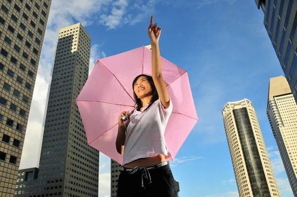 Концептуальних зображення жінка з парасолькою — стокове фото