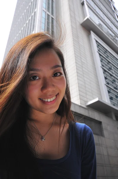 Ung asiatisk kinesisk student ser in i kameran — Stockfoto