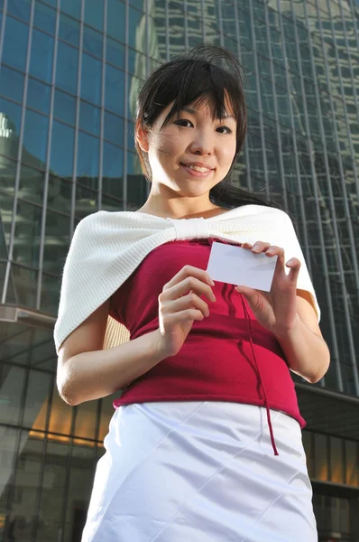 Asiatisk kinesisk kvinna i olika poser visar namn kort — Stockfoto