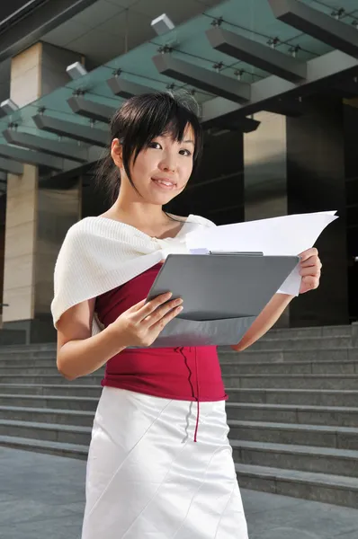Asiatique chinois employé de bureau avec un presse-papiers — Photo