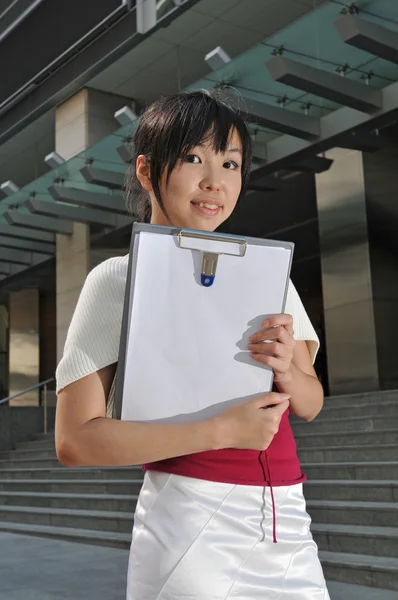 Asiático chino oficina trabajador con un portapapeles — Foto de Stock