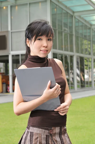 Asiatiska kinesiska office lady med hennes fil — Stockfoto
