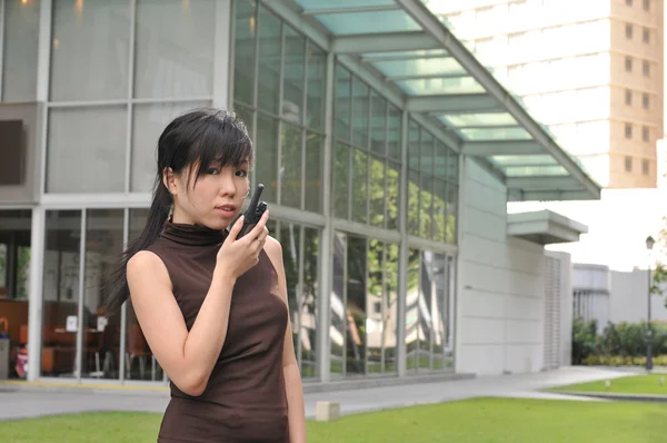 Asiatisk kinesisk flicka med en walkie talkie — Stockfoto