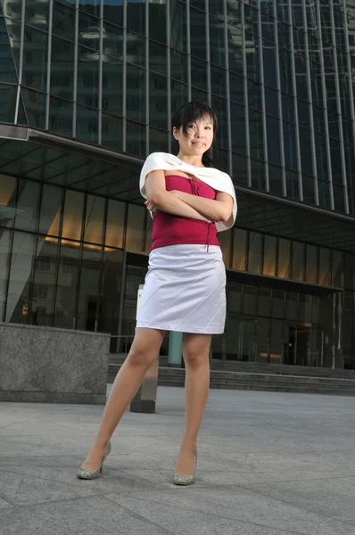 Азиатский китайский офис леди позирует перед офисом — стоковое фото