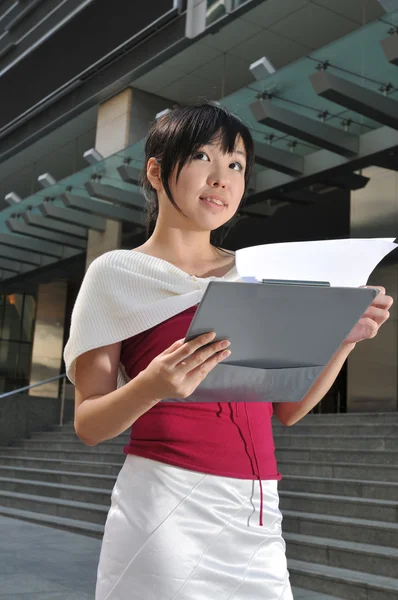 Азиатский китайский офисный работник с планшетом — стоковое фото